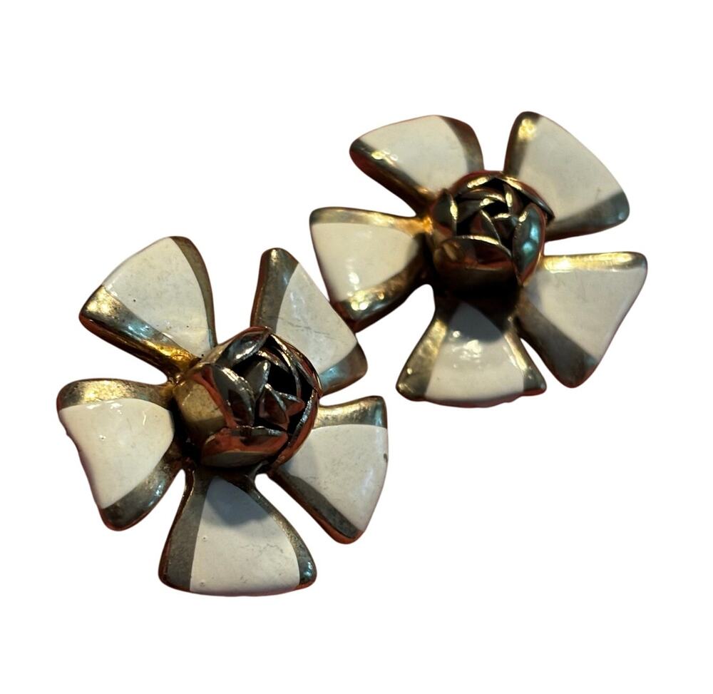 Screwback earrings preppy springtime white flowers on gold tone vintage 1970’s
